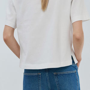 T-shirt en coton pour femme, col rond, coupe oversize, avec logo, style urbain chic / T-shirt élégant pour le quotidien, tendance 2026 - Product Image 6