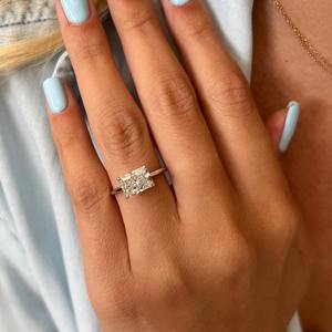 Bague de fiançailles en diamant radiant de laboratoire de 2 carats, bague en diamant radiant East West, bague en or blanc, certifiée IGI - Product Image 2