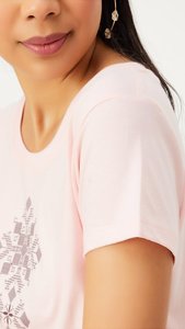 Camiseta moderna estampada de tela eco-silk para mujer, tejido suave al tacto, ajuste cómodo, estilo casual elegante. - Product Image 2