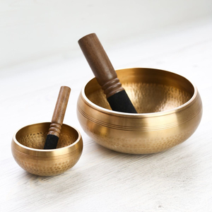 Ensemble de bols chantants tibétains en laiton, richement sculptés, livrés avec coussin noir et marteau, disponibles à prix de gros. - Product Image 5