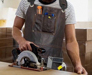 Tablier en cuir avec bretelles croisées au dos et doubles poches pour uniforme de personnel de service de restaurant et de bar - Product Image 5