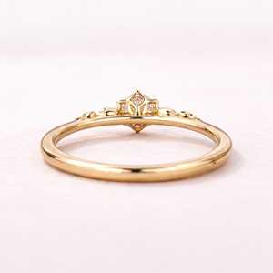 Bague minimaliste en or massif 10k 14k 18k avec 5 diamants ronds brillants de laboratoire, pureté E, couleur VVS, sertis griffes - Product Image 4
