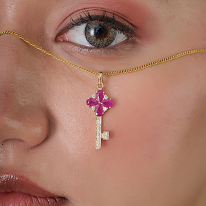 Pendentif clé en or jaune 14 carats original, serti d'un rubis et d'un diamant de 1 carat, design unique fait main, pour femmes, vente en gros de bijoux sur mesure. - Product Image 2