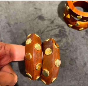 Bracelets en bois ronds modernes faits à la main et ajustables par AFZA ENTERPRISES - Product Image 2