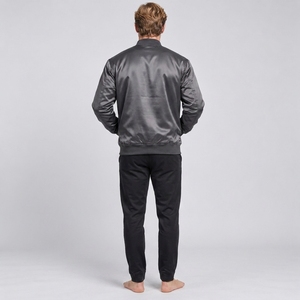 Veste en satin pour homme, fabriquée avec un tissu de qualité supérieure, détails élégants, coupe confortable, construction durable et finition raffinée. - Product Image 4