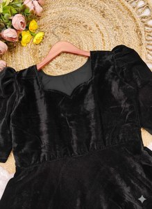 Robe pour femme en velours doux de qualité supérieure, entièrement doublée, manches courtes, coupe élégante et confortable, noire, tenue de soirée, tenue tendance - Product Image 4