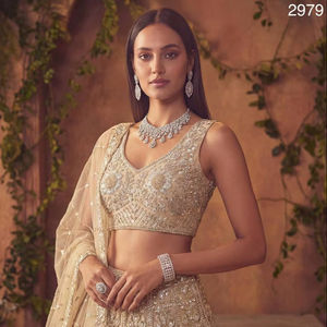 Lehenga Choli de mariée brodé en or avec dupatta en filet, tenue de mariage de luxe pour femmes - Product Image 1