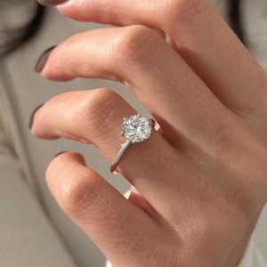 Bague de fiançailles en or blanc avec diamant rond brillant de laboratoire de 2 carats E VVS2, halo caché, certifiée IGI - Product Image 1