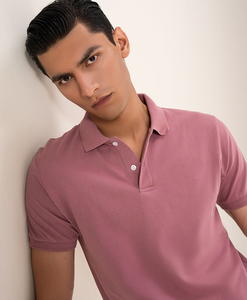 เสื้อโปโลผู้ชายทรงปกติ สีชมพู ผ้าปิเก้ แขนสั้น สีพื้น ผ้าถักลำลอง - Product Image 4