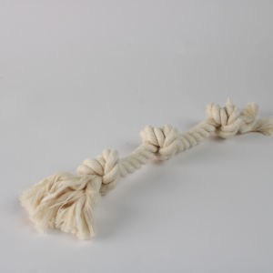 Juguete de cuerda de algodón de tres nudos para perros, promueve el juego interactivo de arrastre, fortalece los dientes y las encías, duradero, ecológico, hecho en Vietnam. - Product Image 1