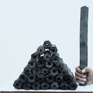 Briquettes de charbon de bois de sciure de bois de qualité supérieure AAA avec une longue durée de combustion, faible teneur en cendres et une valeur calorifique supérieure à 7500 kcal pour les barbecues de restaurant - Product Image 1