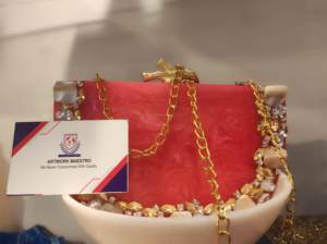 กระเป๋าคลัทช์เรซิ่นพรีเมียมงานฝีมือประณีตจากโปแลนด์ ประดับคริสตัลสวยงาม ดีไซน์ใหม่ล่าสุดสำหรับคนรักเครื่องประดับแฟชั่นระดับไฮเอนด์ ผลงานศิลปะ - Product Image 5