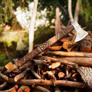 ขวานเหล็กกล้าคาร์บอนตีขึ้นรูปด้วยมือคุณภาพสูง พร้อมปลอกหนัง ขวานที่สมบูรณ์แบบสำหรับการตั้งแคมป์และการล่าสัตว์ ของขวัญพร้อมปลอก - Product Image 2