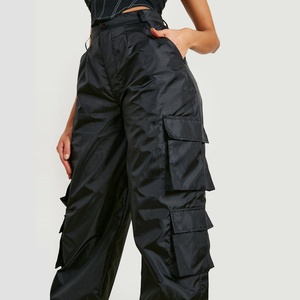 Pantalon cargo noir personnalisé avec taille ajustable – Élégant, durable et confortable – Vente en gros aux États-Unis - Product Image 2