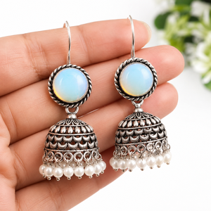 Pendientes Jhumka de Perlas de Vidrio Ópalo Blanco Hechos a Mano, Plata Oxidada, Joyería Tradicional Boho, Proveedor Mayorista - Product Image 5
