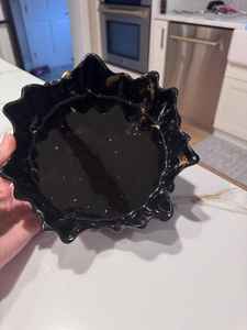 Bol décoratif artisanal en résine époxy noire, bronze et cuivre, design géode, taille moyenne - Product Image 4