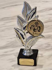 Trophée commémoratif de golf moderne avec un élégant arc en bronze. Disponible aux prix de gros. - Product Image 2