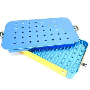 Plateau à instruments chirurgicaux bleu avec couvercle perforé et support interne pour la stérilisation et le stockage en salle d'opération - Product Image 1