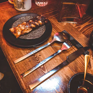 Repose-couverts compact et élégant en marbre conçu pour une utilisation quotidienne offrant une durabilité, une stabilité et une texture lisse - Product Image 1