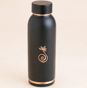 Bouteille en cuivre artisanale avec revêtement noir et emblème de lotus, vaisselle de voyage portable au design traditionnel - Product Image 1
