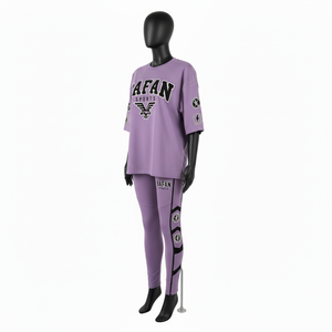 Ensemble de fitness personnalisé avec t-shirt en coton premium 300 GSM, leggings 260 GSM et panneaux PVC réfléchissants irisés - Product Image 4