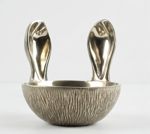 Bol décoratif moderne en métal avec poignées en forme d'oreilles de lapin, design poli fait main, pour la vaisselle, cadeau, accent élégant pour la table - Product Image 1