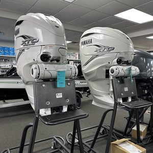 Listo para enviar: ¡Novedad! Par de motores fueraborda de 4 tiempos y 25 HP (modelos XF425XSB2 y LXF425XSB2) con eje de 25 pulgadas, listos para 2025, con accesorios. - Product Image 2