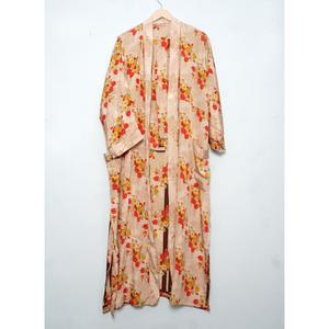 Kimono en soie douce et confortable pour femmes, kimono japonais en soie, peignoir de douche avec ceinture, robe de maternité, kimono vintage en sari indien recyclé - Product Image 3