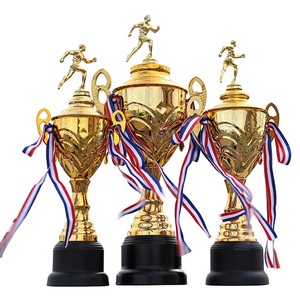 Coupe de trophée de luxe dorée avec poignées décoratives, rubans et base noire haut de gamme, trophée de championnat pour les sports - Product Image 5