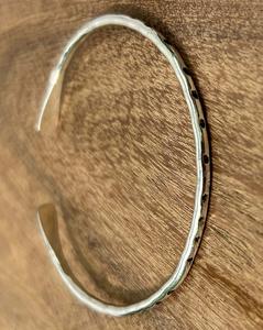 Brazalete Abierto Ajustable Ligero de Latón Plateado Hecho a Mano con Diseño de Mantra Antiguo para Niñas y Mujeres - Product Image 2