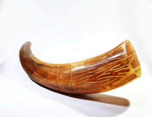 Mug Viking classique en corne de buffle gravé et fait main, finition vintage, pour événements festifs, verre à bière en corne, accessoire de bar - Product Image 1