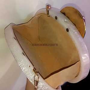 Pochettes de luxe en résine ornées de pierres, artisanat de résine haut de gamme fait main, pochettes en résine au meilleur prix, sacs à main modernes en résine. - Product Image 4