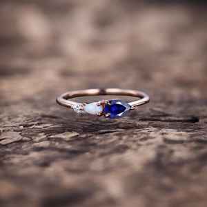 Bague de fiançailles vintage en saphir et opale, alliance Art Déco en moissanite, coupe poire, 3 pierres, bague de mariée unique - Product Image 5