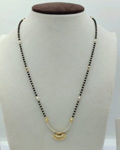 Collar Mangalsutra Indio Tradicional Chapado en Oro de 22K con Cadena de Cuentas Negras, Colgante Minimalista de Perlas y Circonitas, Joyería de Uso Diario para Mujer - Product Image 1