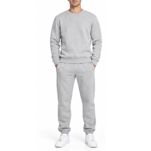 Conjunto deportivo informal para hombre, sudadera de cuello redondo gris claro y pantalones de chándal. - Product Image 1