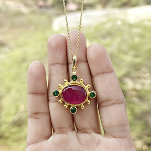 Collar con colgante de estilo moderno con gemas de rubí y jade, adornado con piedras de cuarzo esmeralda y circonitas, chapado en oro, con cadena ajustable. - Product Image 4