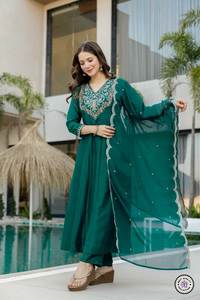 Ensemble Kurti / Kurta de créateur en pure soie Chinon avec broderie fantaisie, collection Hiver 2026, tendance pour adultes - Product Image 6