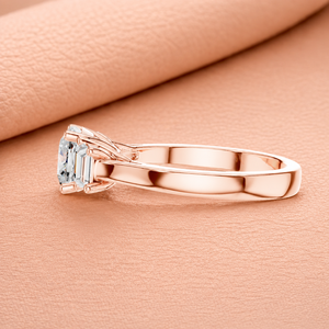 Anillo de Compromiso Clásico de Oro Amarillo con Diamante de Corte Brillante Redondo y Diamantes Laterales, Joyería para Mujer - Product Image 2