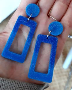 Boucles d'oreilles romantiques en résine florale – Bijoux botaniques faits à la main avec des détails transparents élégants - Product Image 6