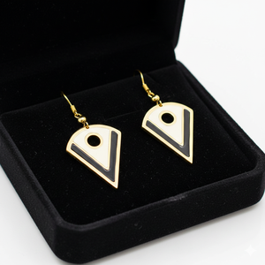 Boucles d'oreilles pendantes géométriques en laiton émaillé faites à la main, motif tranches de pizza, tendance, pour femmes, monochromes noir et blanc, triangulaires - Product Image 5