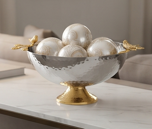 Bol élégant en métal martelé avec oiseaux dorés et base, design glamour fait main pour le service de nourriture, idéal pour les tables d'hôtels et de restaurants. - Product Image 6