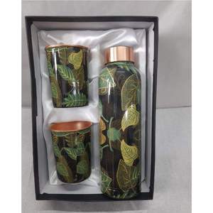 Ensemble cadeau de bouteille d'eau en cuivre à motif de feuilles avec deux verres en cuivre, vaisselle ayurvédique, logo personnalisé, fournisseur en gros OEM - Product Image 1