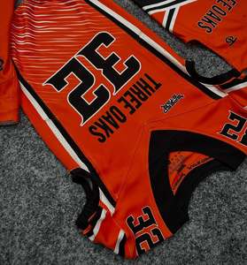 Ensemble maillot et pantalon de football américain personnalisé par sublimation pour homme, orange rayé, respirant, avec numéro 32 et logo d'équipe - Product Image 3