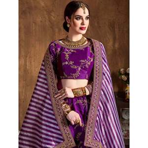 Lehenga Choli de Novia Talla Grande, Morado, Bordado en Seda con Volantes, Perlas y Espalda Transparente - Product Image 3