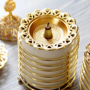 Brûleur d'encens en laiton doré avec couvercle en dôme orné, support décoratif d'aromathérapie, utilisation toute saison - Product Image 5