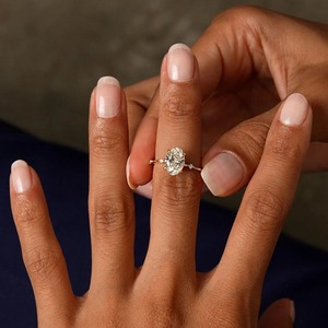 Anillo de Compromiso con Diamante Ovalado de 1.5 Quilates Cultivado en Laboratorio, Oro de 14K con Piedras Laterales, Elegante, Moderno, Atemporal, Certificado por IGI - Product Image 2