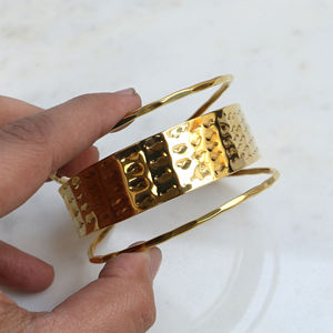 Bracelet manchette en laiton texturé fait main - Jonc ouvert large en fil martelé doré - Bijou ajustable style bohème pour femme - Product Image 2