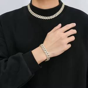 สร้อยคอฮิปฮอปประดับเพชรแบบ Iced Out สำหรับผู้หญิง พร้อมด้วยหินประกายระยิบระยับสุดหรู เหมาะสำหรับงานแฟชั่นโชว์และชุดลำลอง มีจำหน่ายแล้ว - Product Image 2