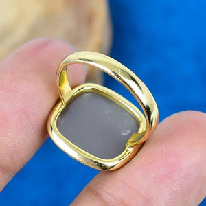 Bague artisanale en pierre de lune grise en forme de coussin, or 18 carats micro-plaqué, argent sterling 925 - Product Image 4