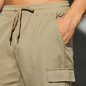 กางเกงขาสั้นคาร์โก้ผู้ชายสไตล์คลาสสิก หลายกระเป๋า สีพื้นลำลอง เหมาะสำหรับใส่ทำงานในฤดูร้อน ทรงหลวมสบาย - Product Image 6